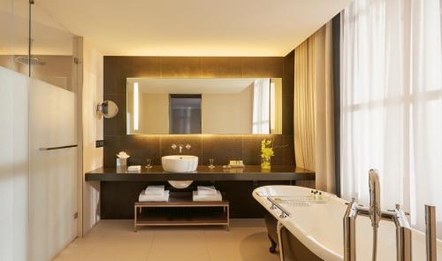Suite Junior con cama extragrande y vistas a la iglesia del hotel Intercontinental Marseille - Dieu, An Ihg. Foto 3