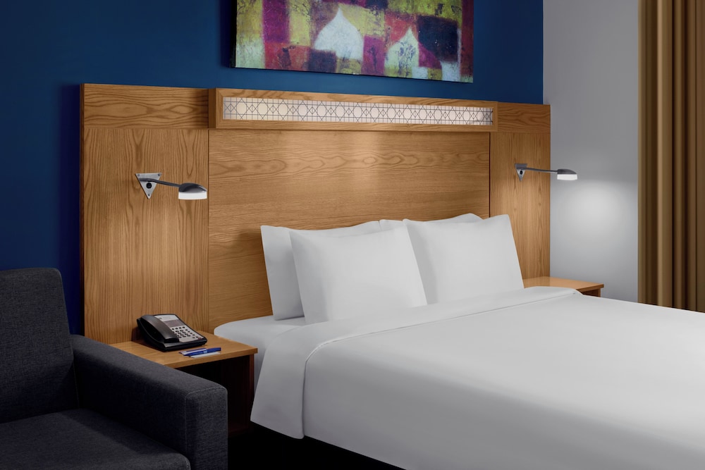 Habitación estándar, 1 cama de matrimonio grande con sofá cama del hotel Holiday Inn Express Dubai Airport, An Ihg