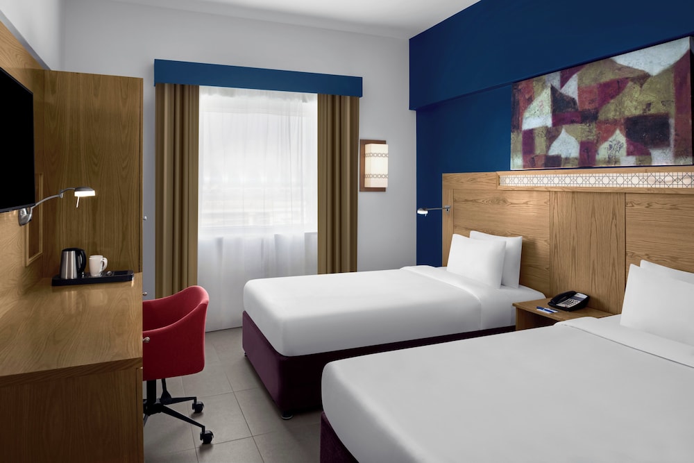 Habitación familiar, varias camas del hotel Holiday Inn Express Dubai Airport, An Ihg
