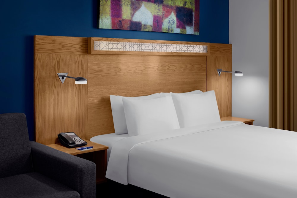 Habitación estándar, 1 cama de matrimonio grande con sofá cama (Walk - In Shower) del hotel Holiday Inn Express Dubai Airport, An Ihg