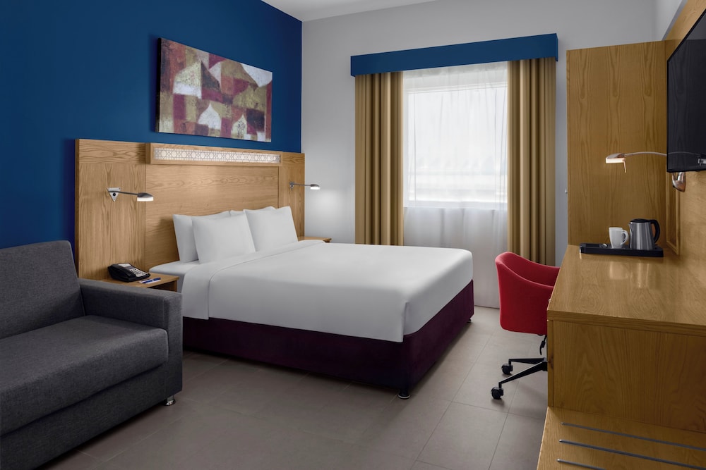 Habitación estándar, 1 cama de matrimonio grande con sofá cama, fumadores del hotel Holiday Inn Express Dubai Airport, An Ihg. Foto 2