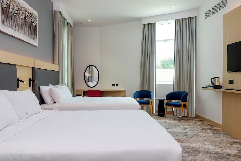 Habitación familiar, varias camas del hotel Holiday Inn Express Dubai Airport, An Ihg
