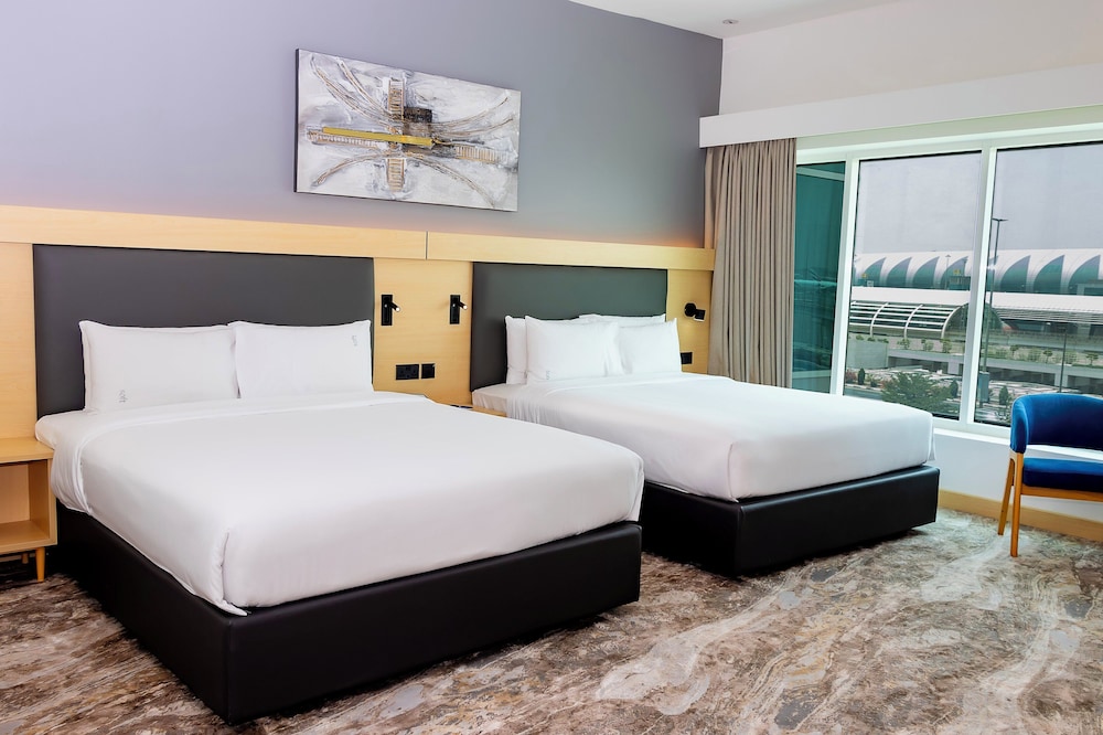 Habitación familiar, varias camas del hotel Holiday Inn Express Dubai Airport, An Ihg. Foto 3
