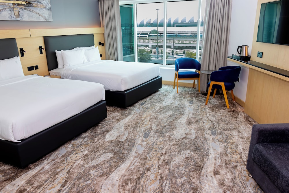 Habitación familiar, varias camas del hotel Holiday Inn Express Dubai Airport, An Ihg. Foto 4