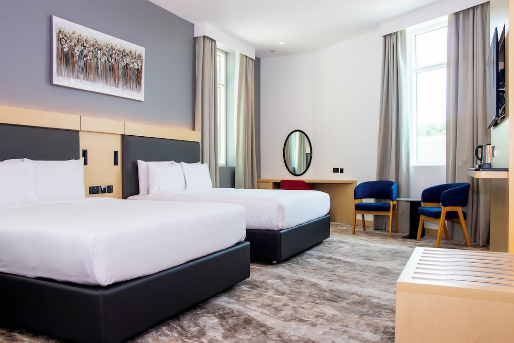 Habitación familiar, varias camas del hotel Holiday Inn Express Dubai Airport, An Ihg. Foto 5
