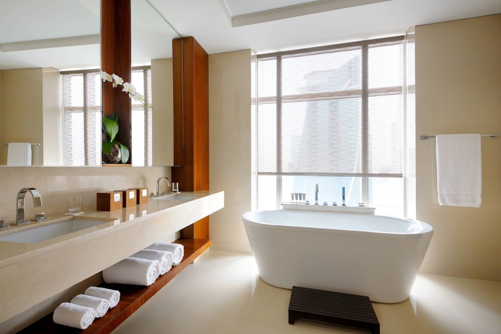 Suite Deluxe, 1 cama de matrimonio grande, en esquina del hotel Jw Marriott Marquis Dubai. Foto 3