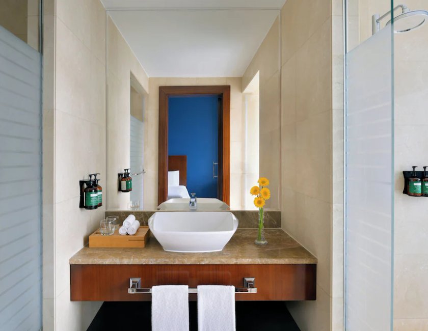 Habitación Deluxe del hotel Voco Dubai. Foto 8