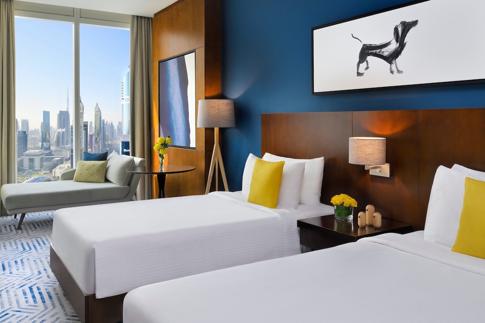 Habitación Club, 2 camas individuales, vistas a la ciudad del hotel Voco Dubai. Foto 2