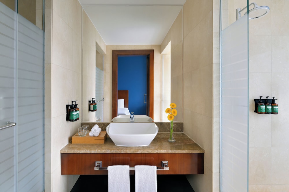 Habitación Club, 2 camas individuales, vistas a la ciudad del hotel Voco Dubai. Foto 4