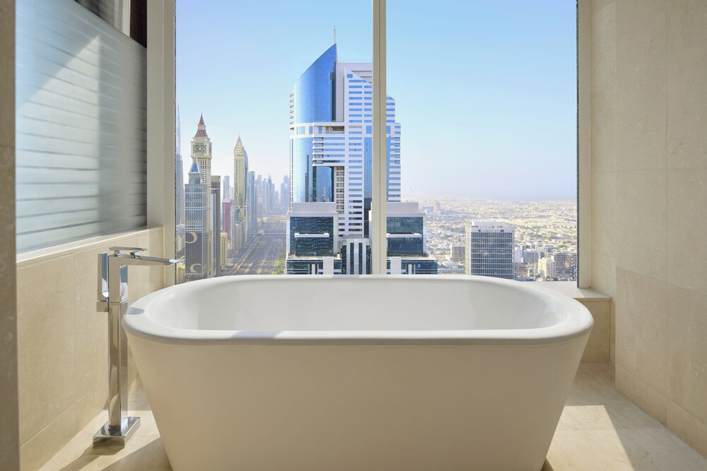 Habitación Club, 1 cama de matrimonio grande, vistas a la ciudad del hotel Voco Dubai. Foto 3