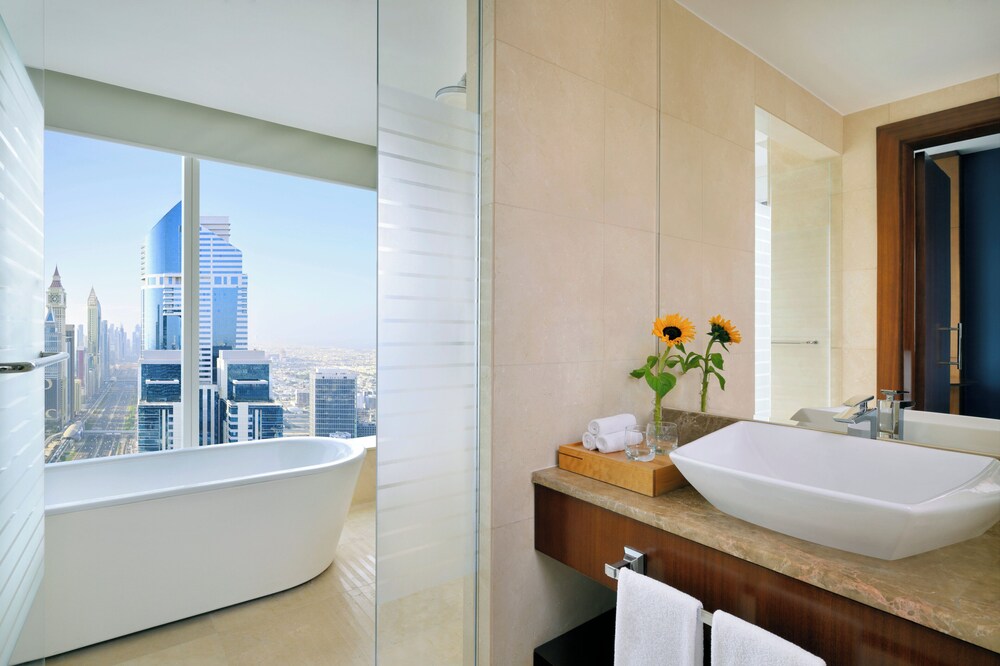 Habitación Club, 1 cama de matrimonio grande, vistas a la ciudad del hotel Voco Dubai. Foto 4