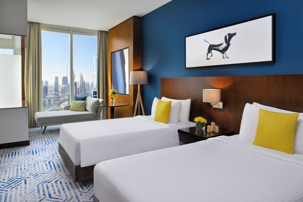 Habitación Club, 2 camas individuales, vistas a la ciudad del hotel Voco Dubai. Foto 2