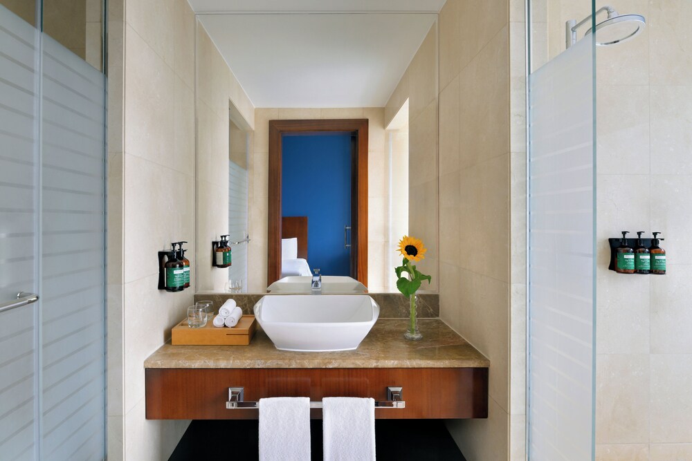 Habitación Club, 2 camas individuales, vistas a la ciudad del hotel Voco Dubai. Foto 3