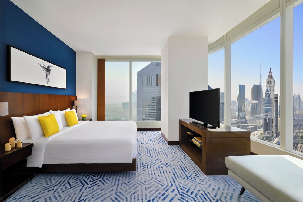 Habitación Club, 1 cama de matrimonio grande (Club Room Skyline View) del hotel Voco Dubai. Foto 4