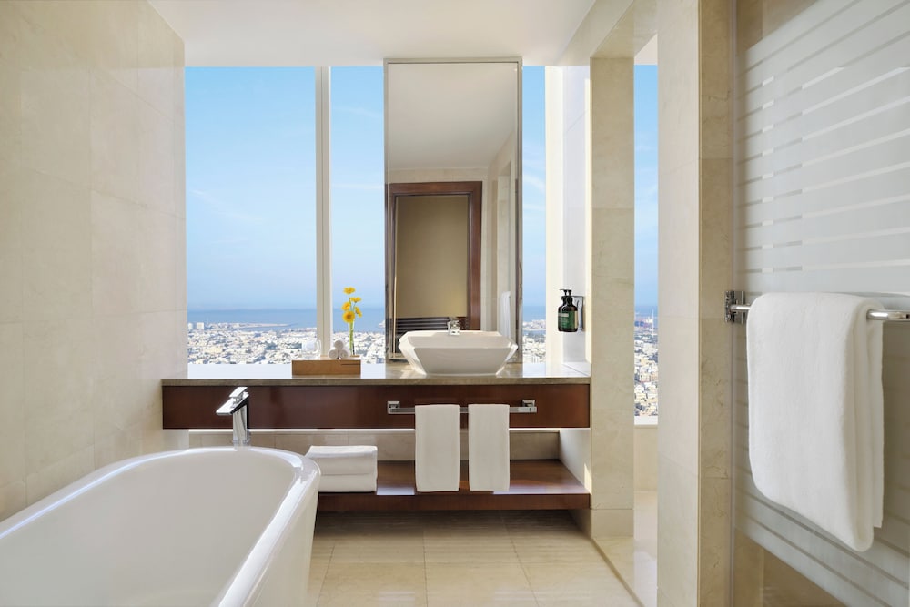 Habitación Club, 1 cama de matrimonio grande (Club Room Skyline View) del hotel Voco Dubai. Foto 6
