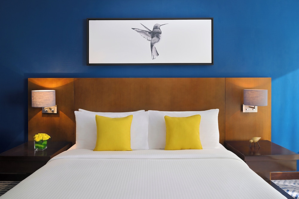 Habitación Club, 1 cama de matrimonio grande, vistas a la ciudad del hotel Voco Dubai. Foto 6