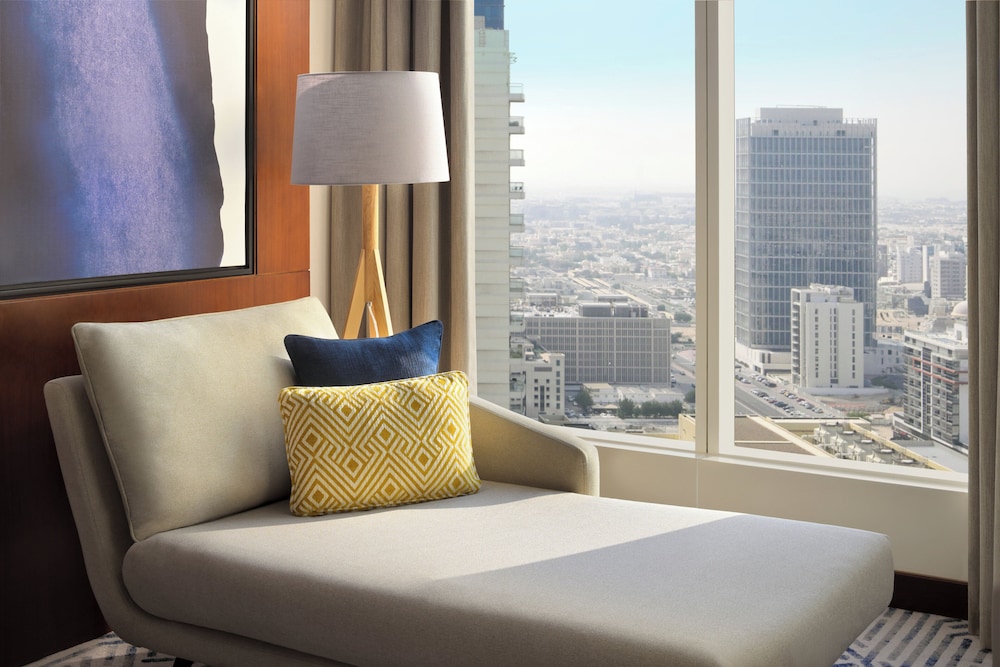 Habitación Club, 1 cama de matrimonio grande, vistas a la ciudad del hotel Voco Dubai. Foto 7
