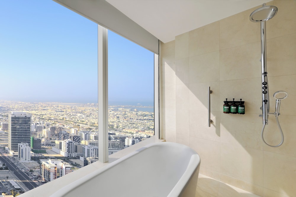 Suite junior, 1 cama de matrimonio grande del hotel Voco Dubai. Foto 7