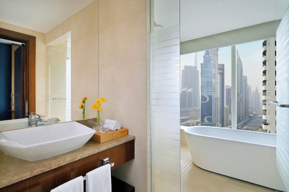 Habitación Club, 2 camas individuales, vistas a la ciudad del hotel Voco Dubai. Foto 7