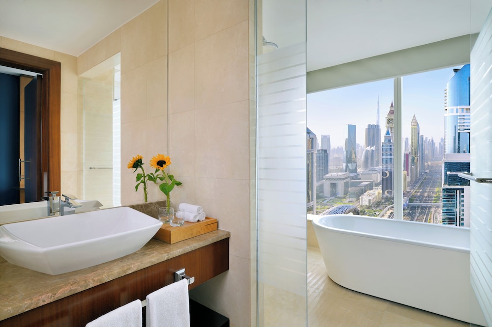 Habitación Club, 2 camas individuales, vistas a la ciudad del hotel Voco Dubai. Foto 8