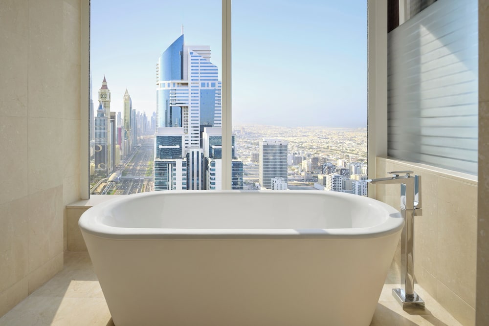 Habitación Club, 2 camas individuales, vistas a la ciudad del hotel Voco Dubai. Foto 9