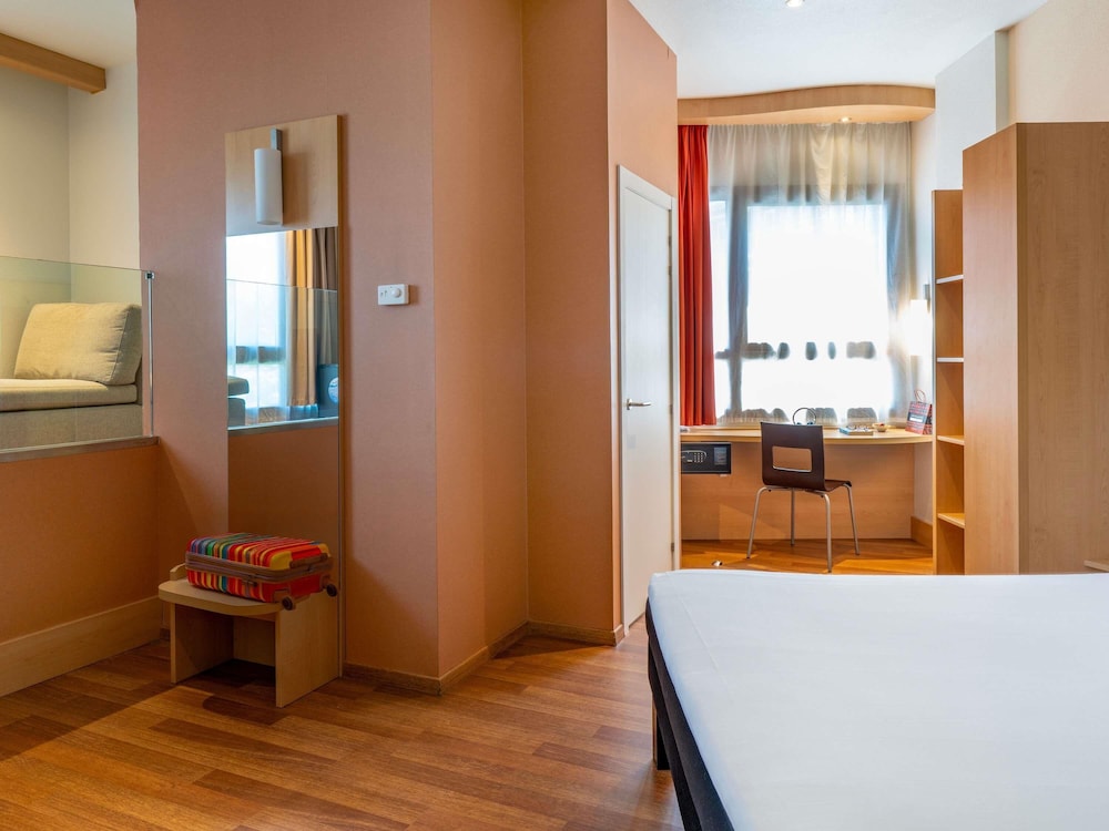 Habitación superior, 1 cama doble del hotel Ibis Madrid Centro Las Ventas. Foto 2