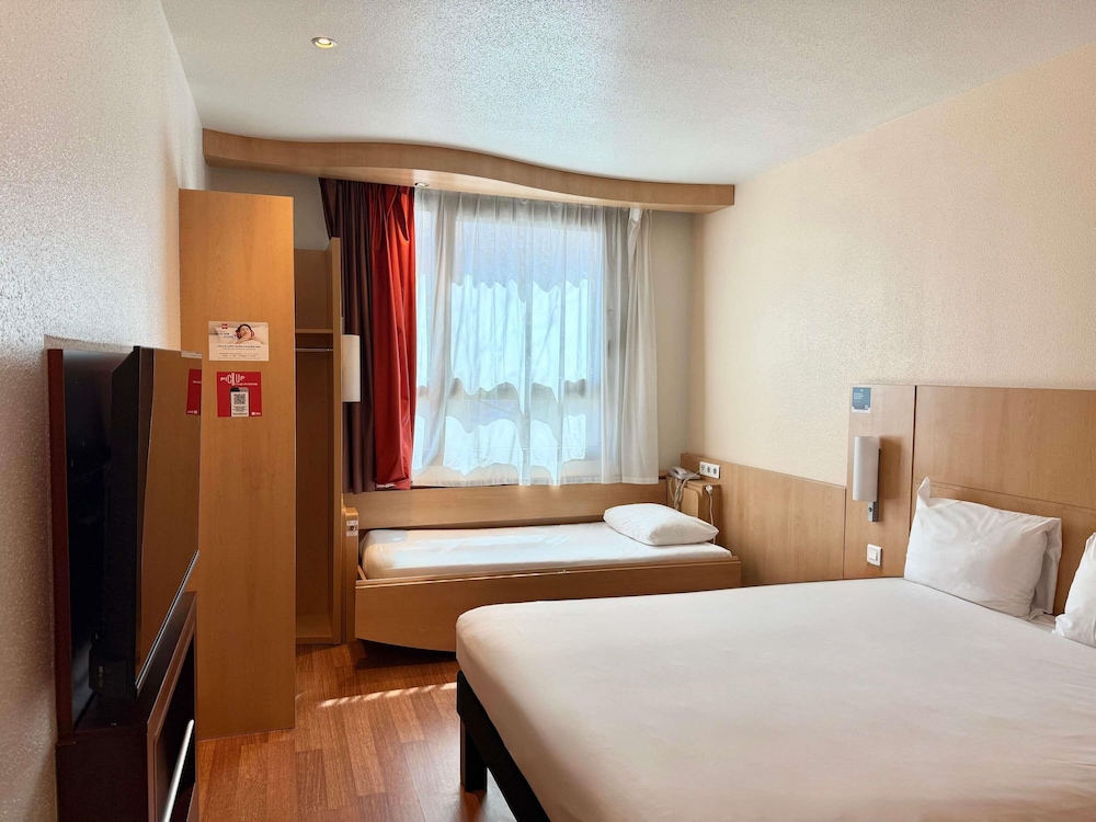 Habitación, varias camas del hotel Ibis Madrid Centro Las Ventas