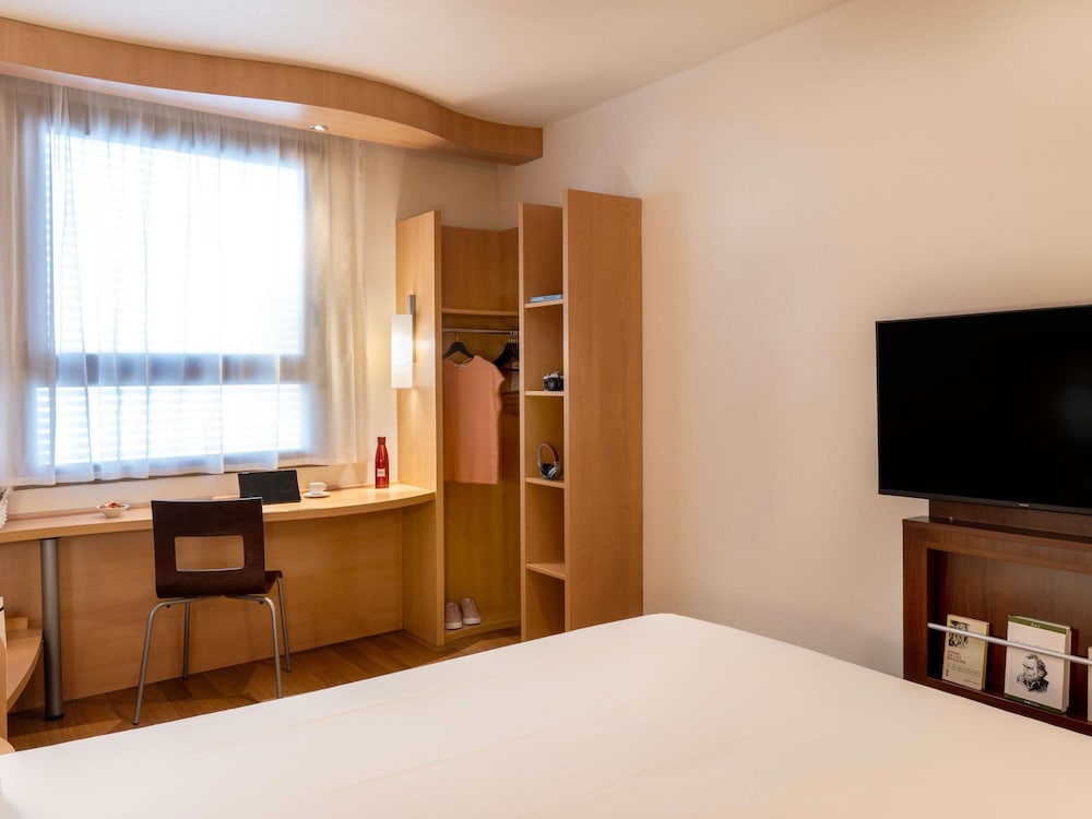 Habitación, varias camas del hotel Ibis Madrid Centro Las Ventas. Foto 1