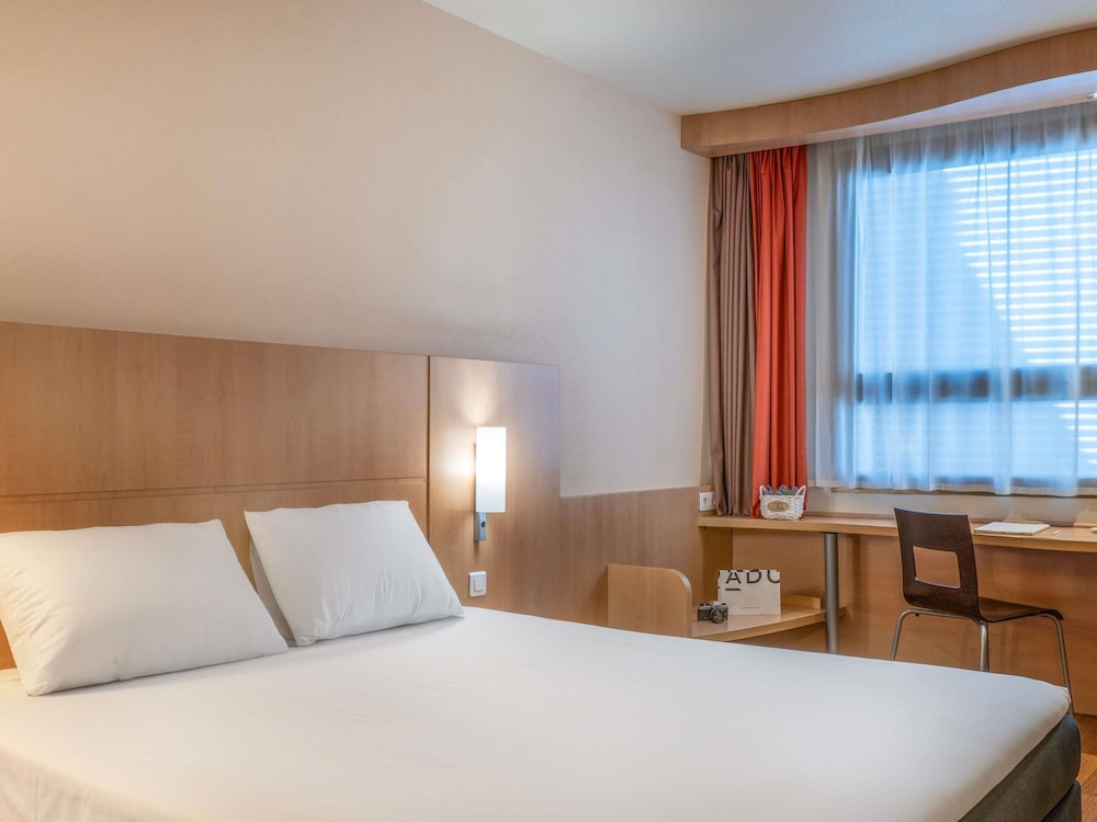 Habitación, varias camas del hotel Ibis Madrid Centro Las Ventas. Foto 8