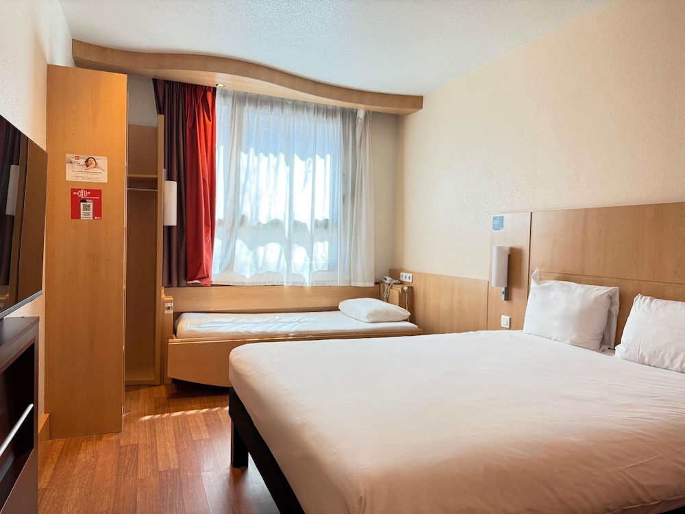 Habitación, varias camas del hotel Ibis Madrid Centro Las Ventas. Foto 11