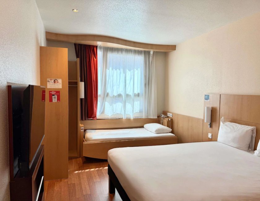 Habitación, varias camas del hotel Ibis Madrid Centro Las Ventas. Foto 7