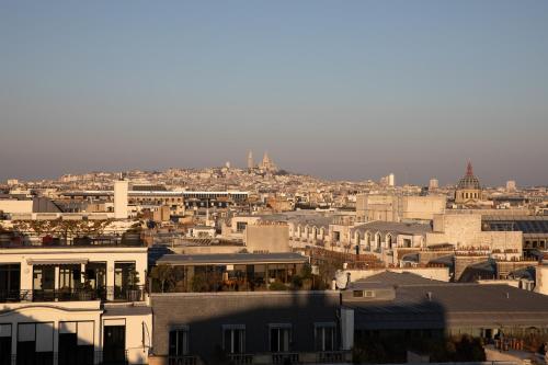 Classic Double Room with Panoramic Sacré - Coeur View del hotel ATALA HOTEL CHAMPS ELYSEES. Foto 3