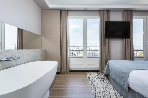 Deluxe Double Room with Panoramic Sacré - Coeur View del hotel ATALA HOTEL CHAMPS ELYSEES. Foto 5