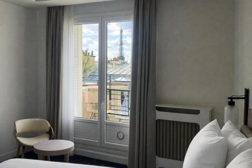 Habitación Doble Deluxe con vistas a la Torre Eiffel del hotel ATALA HOTEL CHAMPS ELYSEES