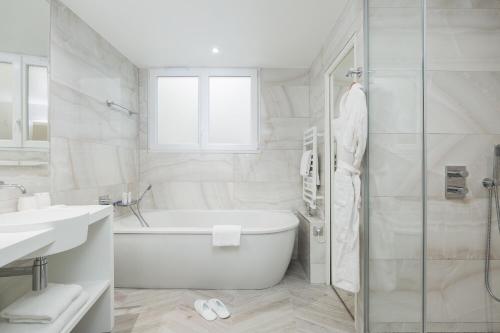 Suite Junior del hotel ATALA HOTEL CHAMPS ELYSEES. Foto 4