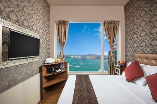 Habitación Doble Deluxe con vistas al puerto del hotel Ramada by Wyndham Hong Kong Harbour View. Foto 1