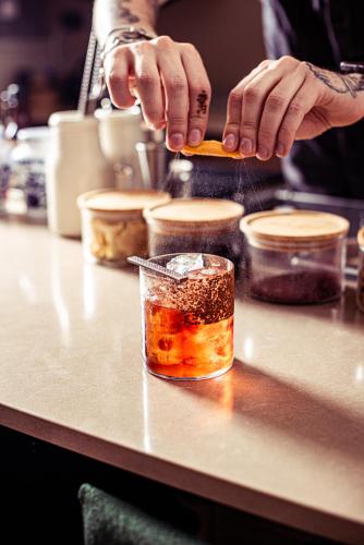 Habitación Doble con terraza del hotel Le Petit Beaumarchais and Spa. Foto 2