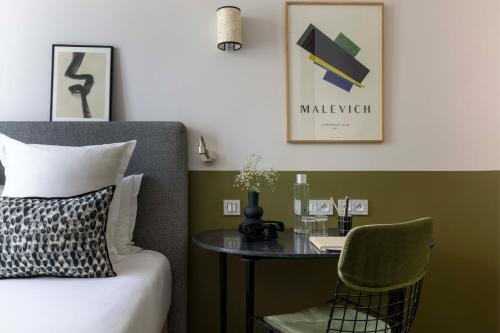 Habitación Doble con terraza del hotel Le Petit Beaumarchais and Spa. Foto 4