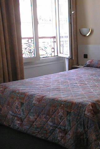 Habitación Triple del hotel Ferney République. Foto 1