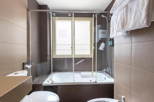 Habitación Triple del hotel BIBO Recogidas. Foto 4