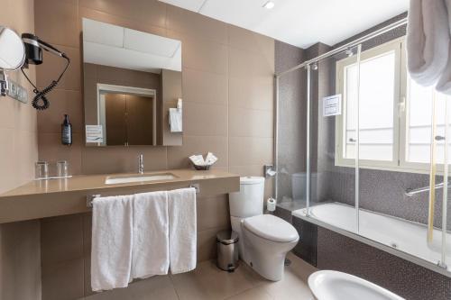 Habitación Triple del hotel BIBO Recogidas. Foto 5