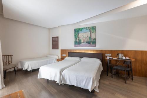 Habitación Triple del hotel BIBO Recogidas. Foto 6