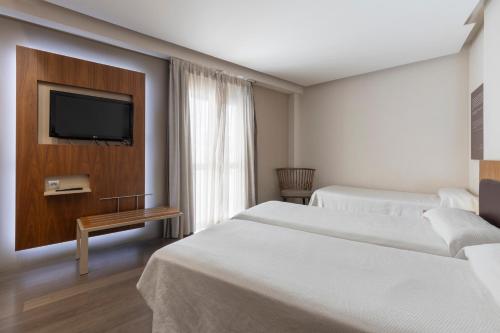 Habitación Triple del hotel BIBO Recogidas. Foto 8