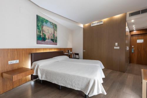 Habitación Triple del hotel BIBO Recogidas. Foto 9