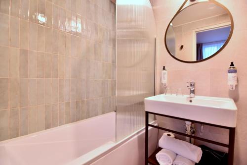 Habitación Triple con bañera del hotel AGATE. Foto 3
