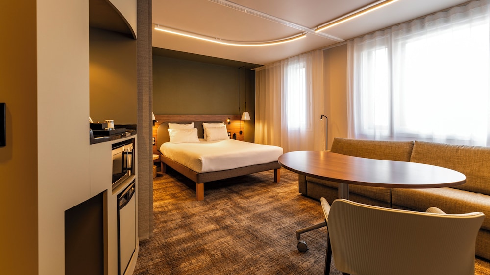 Suite Superior - cama king - size y sofá que se convierte en 2 camas individuales del hotel Novotel Suites Reims Centre. Foto 10