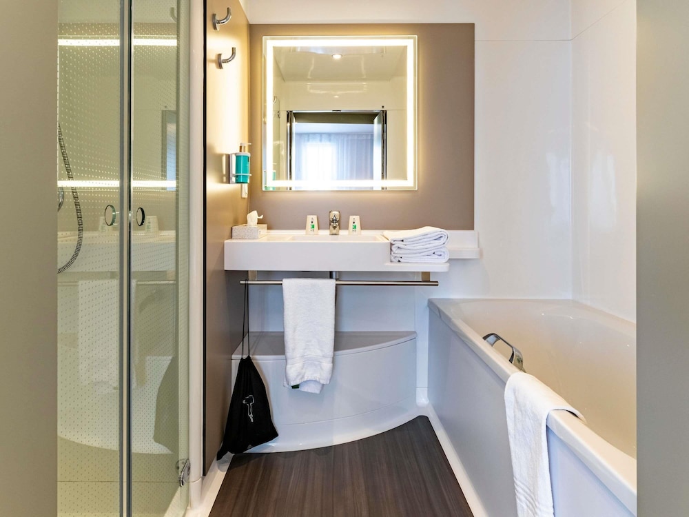 Suite Superior - cama king - size y sofá que se convierte en 2 camas individuales del hotel Novotel Suites Reims Centre. Foto 11