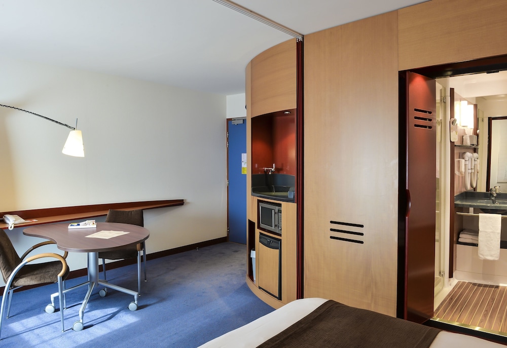 Suite Superior - cama king - size y sofá que se convierte en 2 camas individuales del hotel Novotel Suites Reims Centre. Foto 16
