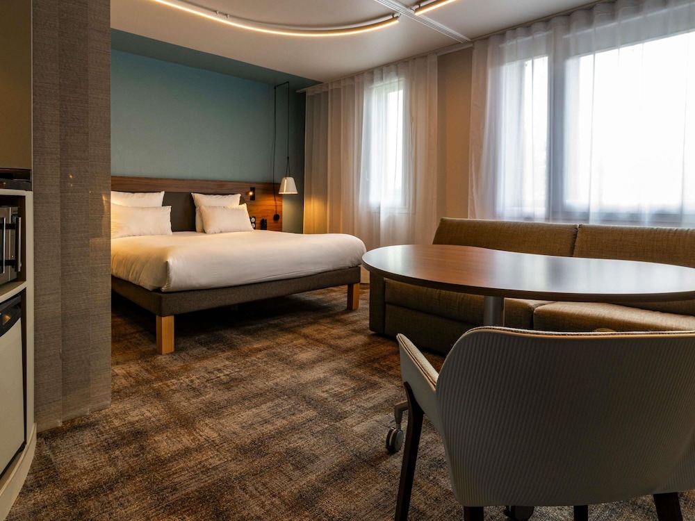 Suite Ejecutiva - cama king - size y sofá que se convierte en 2 camas individuales del hotel Novotel Suites Reims Centre