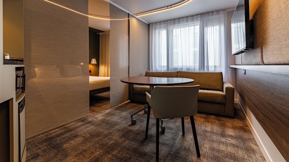 Suite Ejecutiva - cama king - size y sofá que se convierte en 2 camas individuales del hotel Novotel Suites Reims Centre. Foto 1